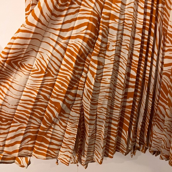 TOPSHOP Petite Pleated Tiger Print Midi Skirt - Picture 9 of 9